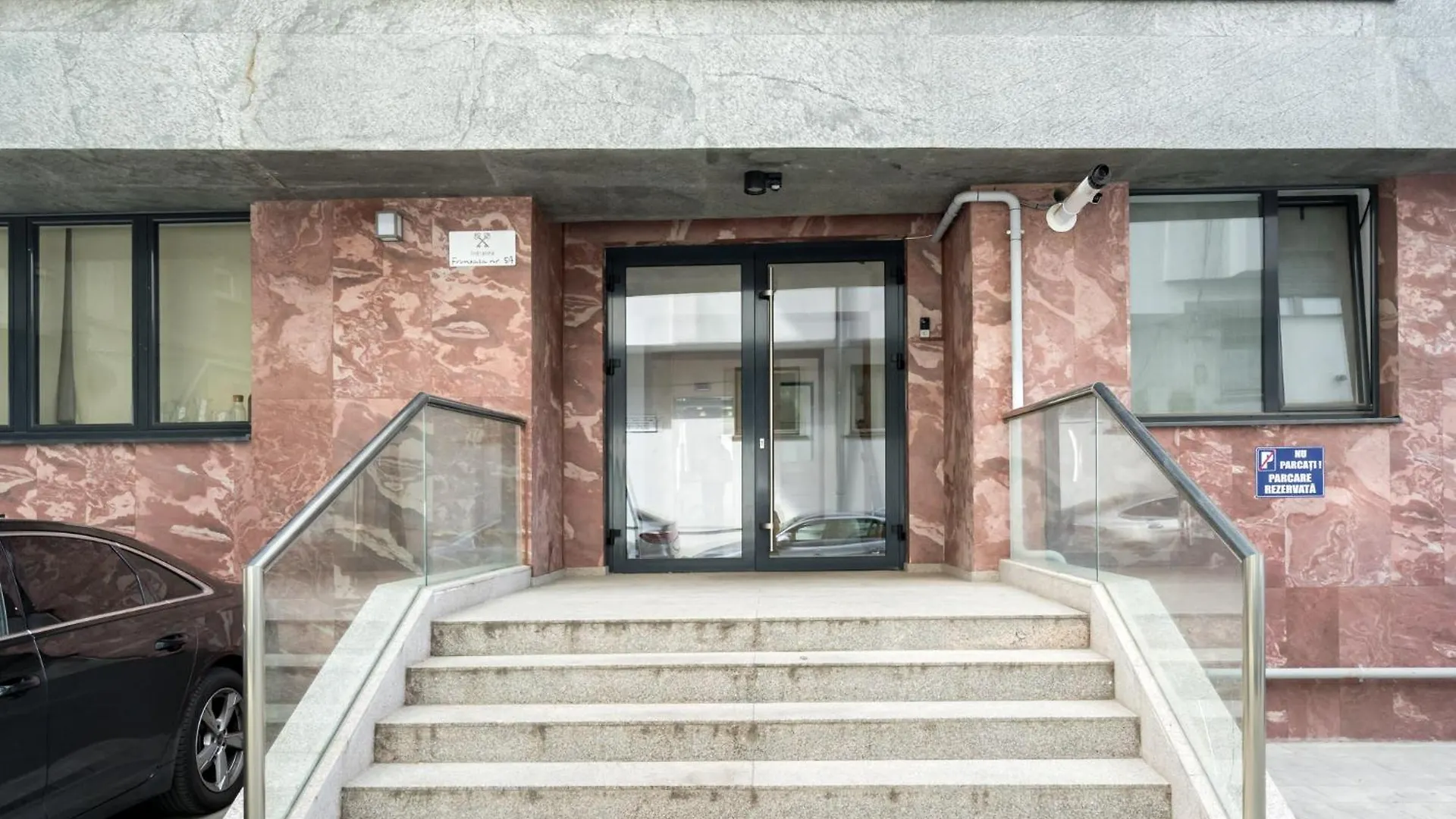 Uphome Suites Bucharest 0*,