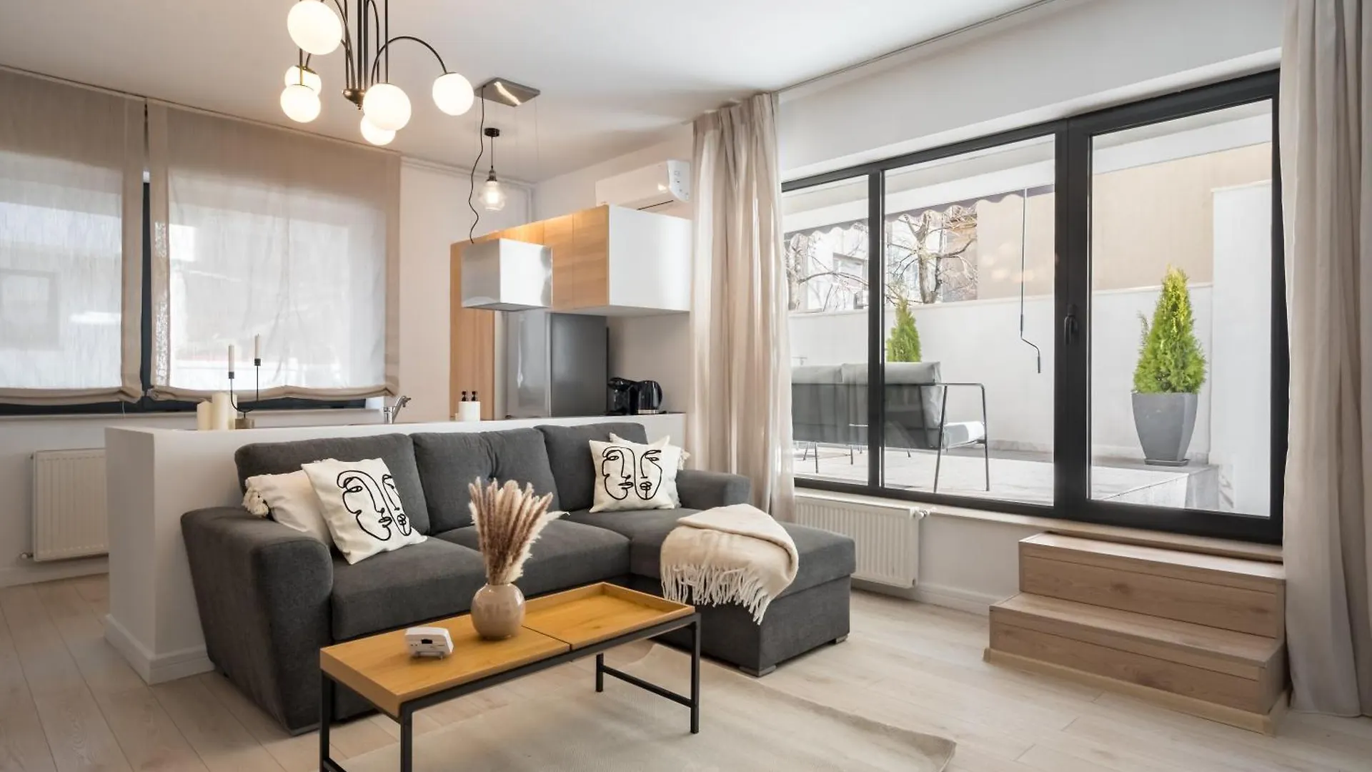 Uphome Suites Бухарест 0*,