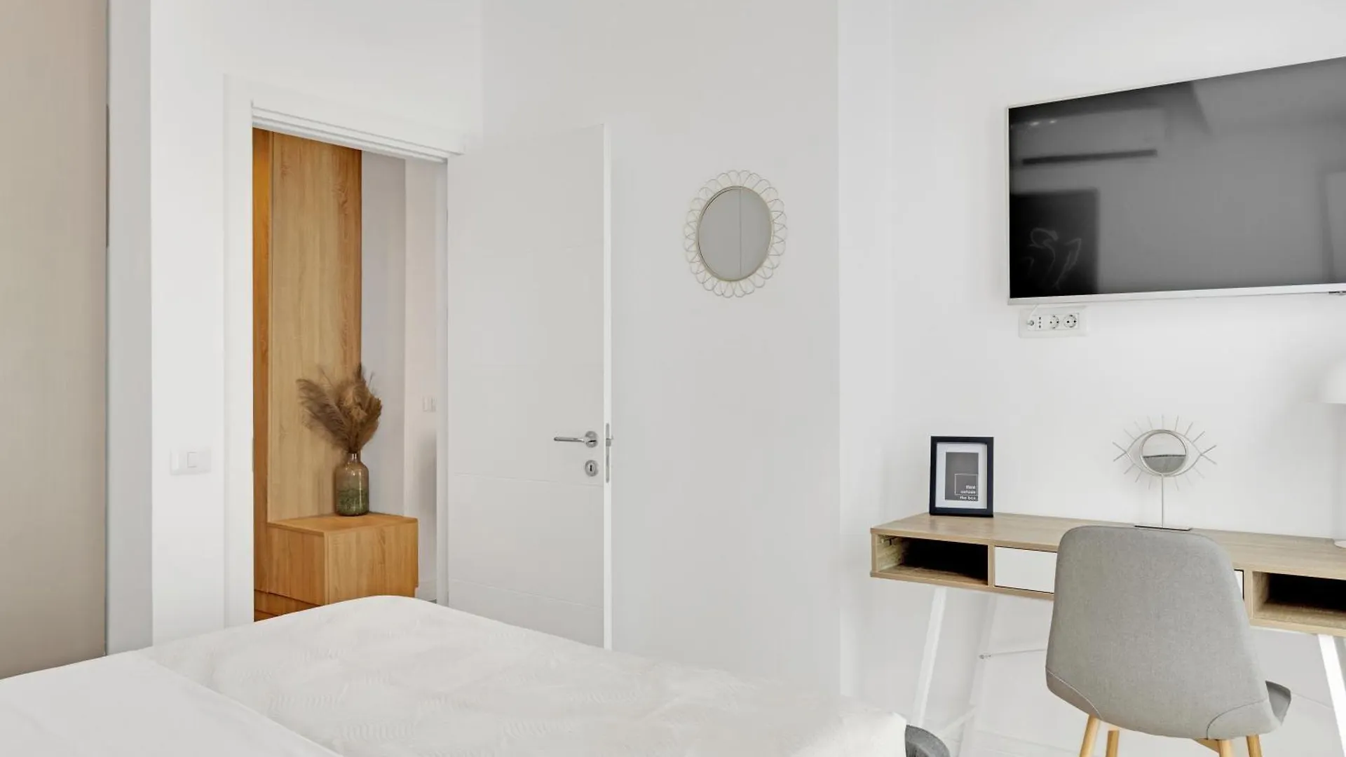 Uphome Suites Бухарест 0*,  Румыния