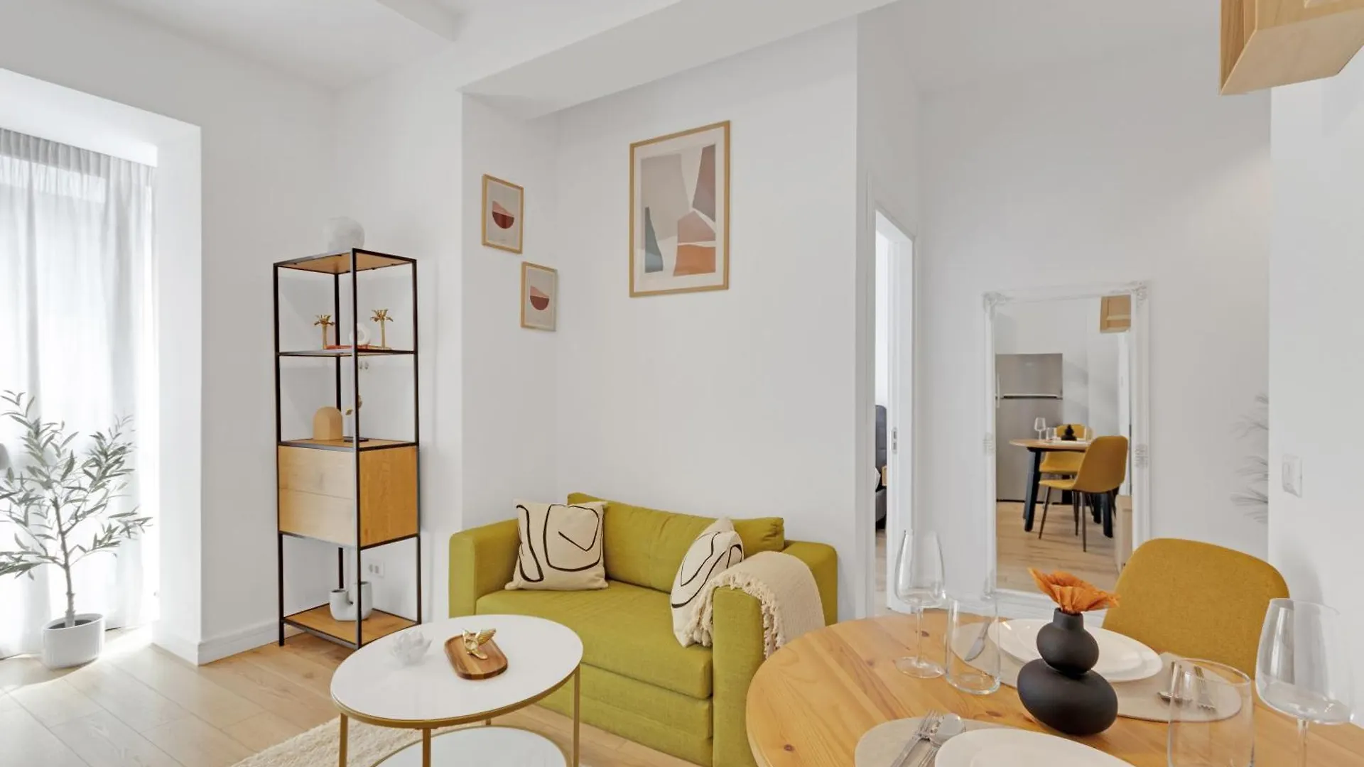 Uphome Suites Бухарест 0*,